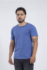 Cargar imagen en el visor de la galería, Modelo con camiseta cobalt SOFT