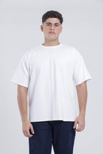 Cargar imagen en el visor de la galería, Modelo con camiseta blanca OVERSIZED