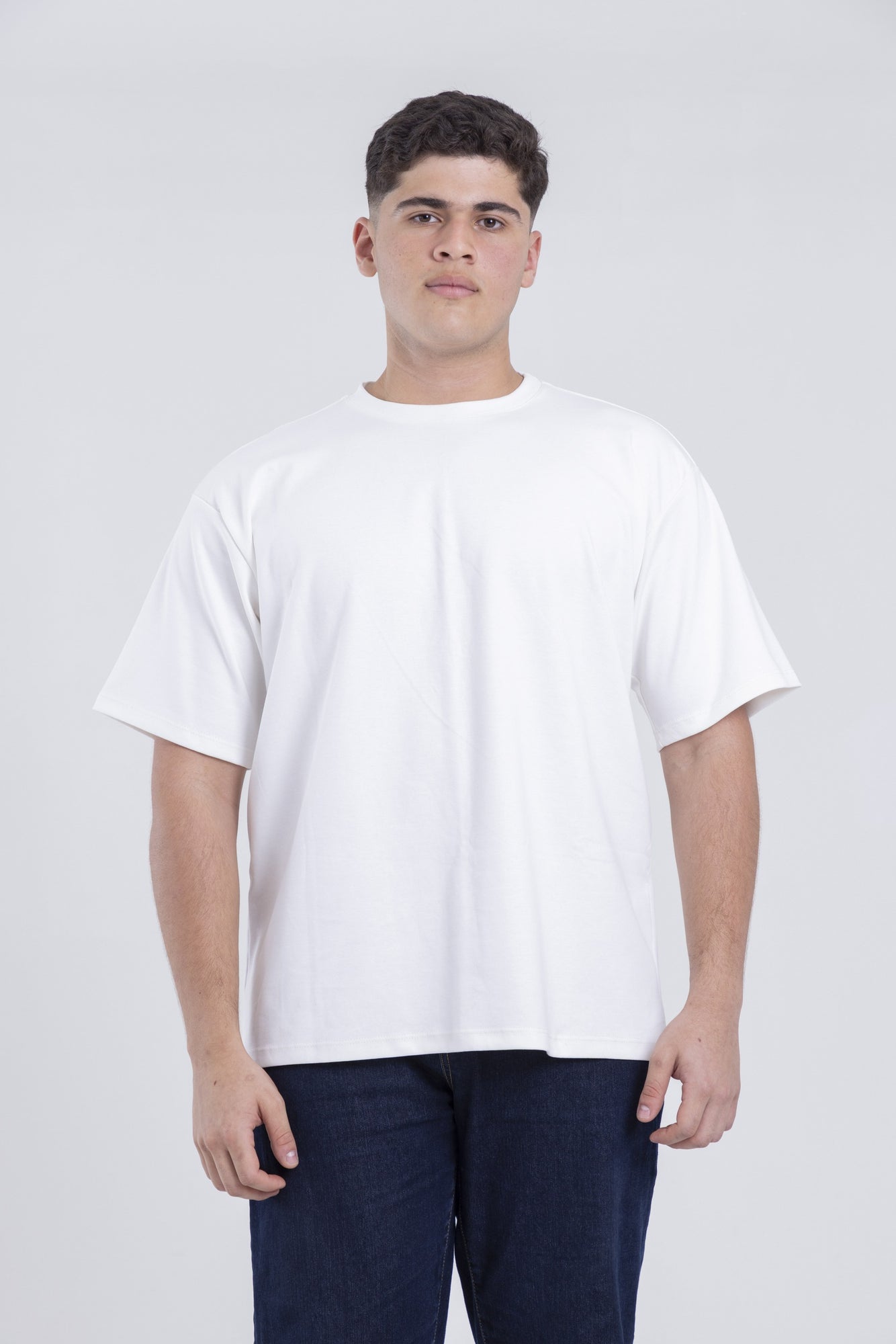 Modelo con camiseta blanca OVERSIZED