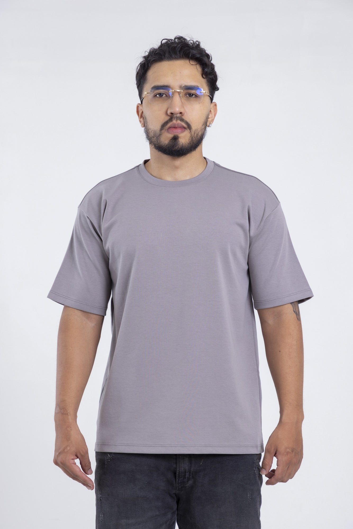 Modelo con camiseta gris OVERSIZED