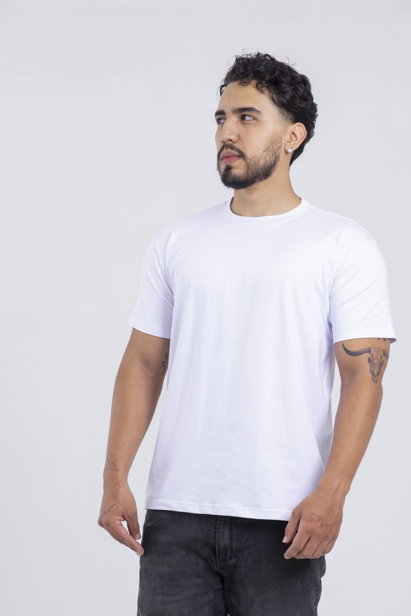 Modelo con camiseta blanca FITTED