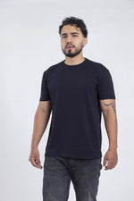 Cargar imagen en el visor de la galería, Modelo con camiseta negra FITTED