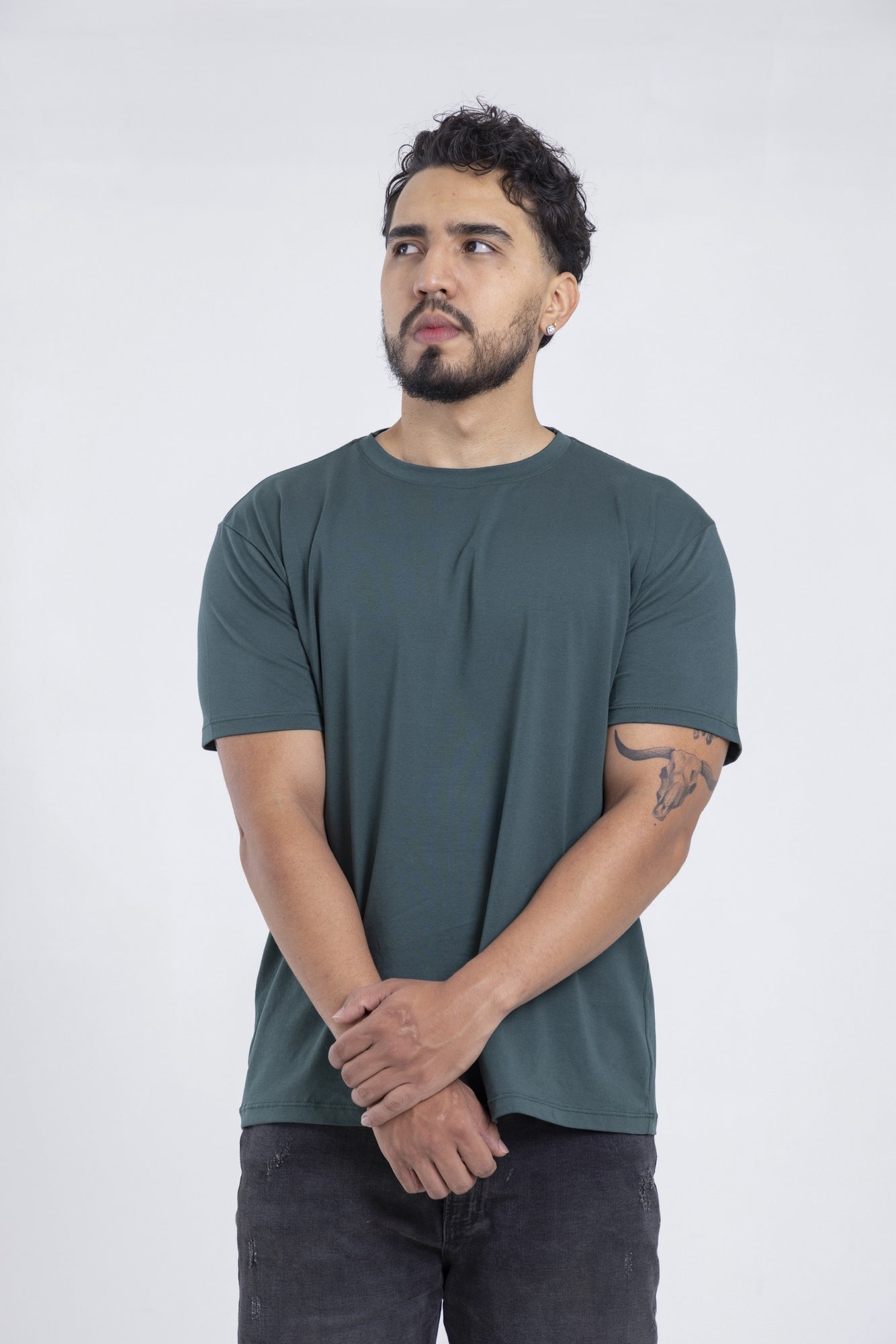 Modelo con camiseta verde FITTED