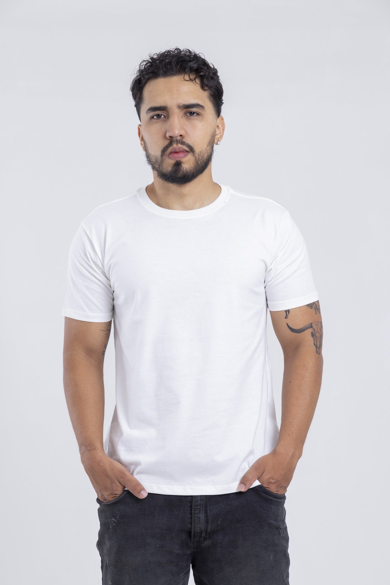 Modelo con camiseta blanca SOFT