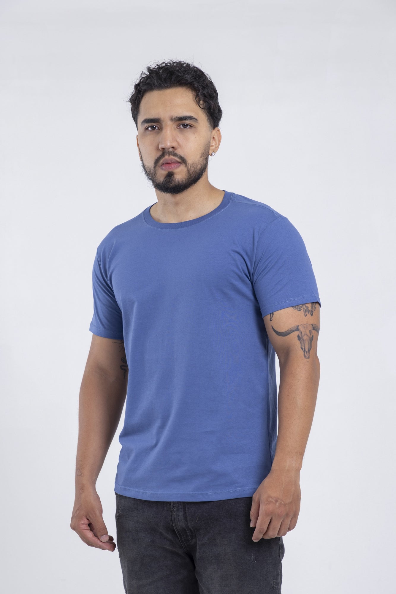 Modelo con camiseta cobalt SOFT
