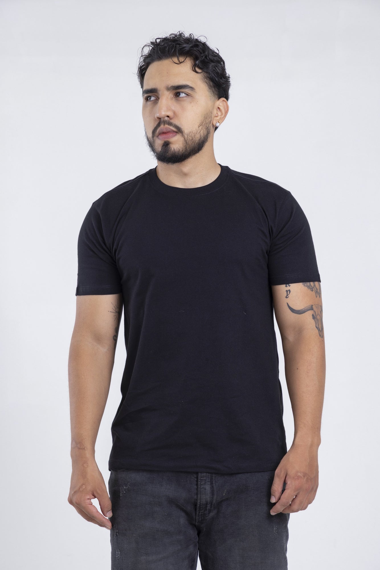 Modelo con camiseta negra SOFT